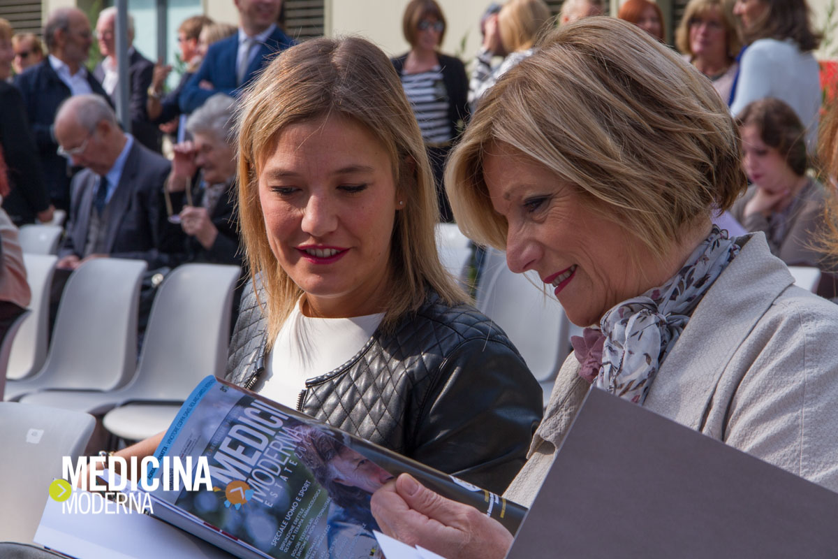 signore leggono Medicina Moderna durante l'evento di inaugurazione del restyling di Casa di Cura Villa Maria a Padova