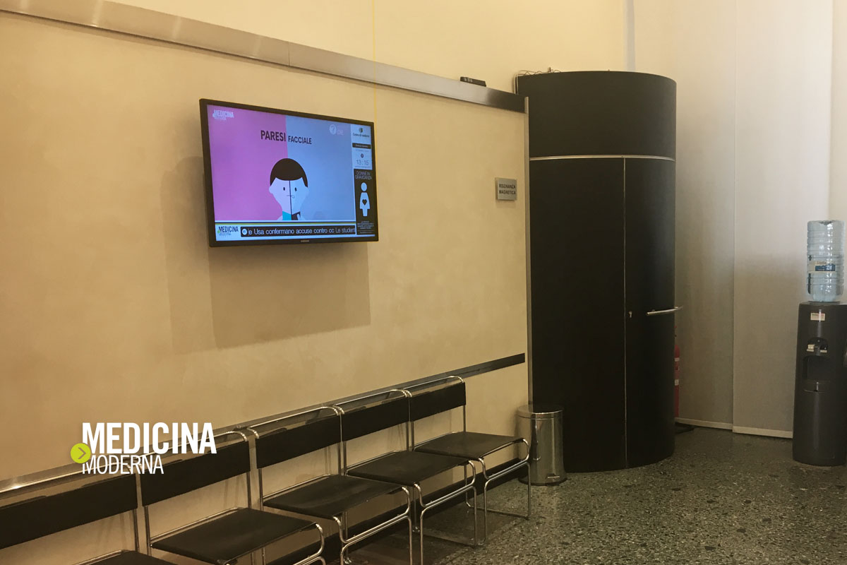sala d'attesa Centro di medicina Studio Squassabia Verona con monitor MMChannel sulla sinistra