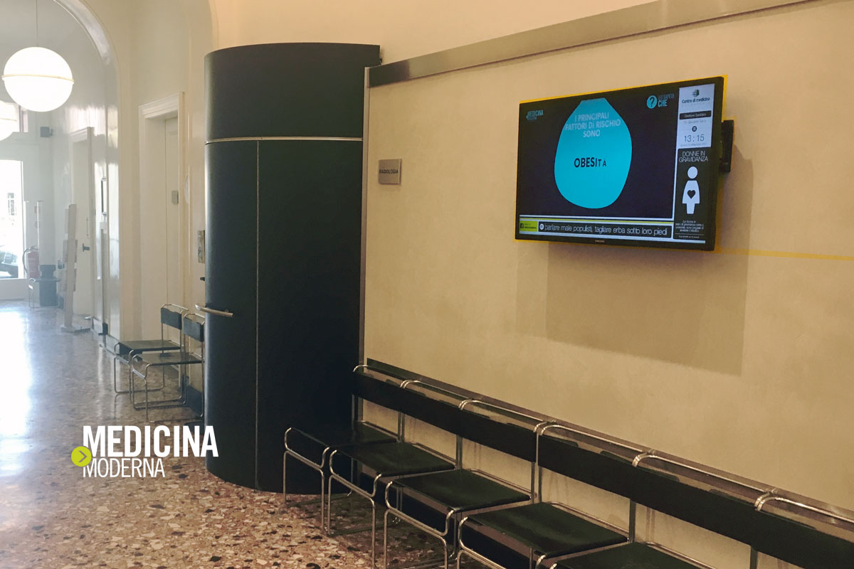 sala d'attesa Centro di medicina Studio Squassabia con monitor MMChannel sulla destra
