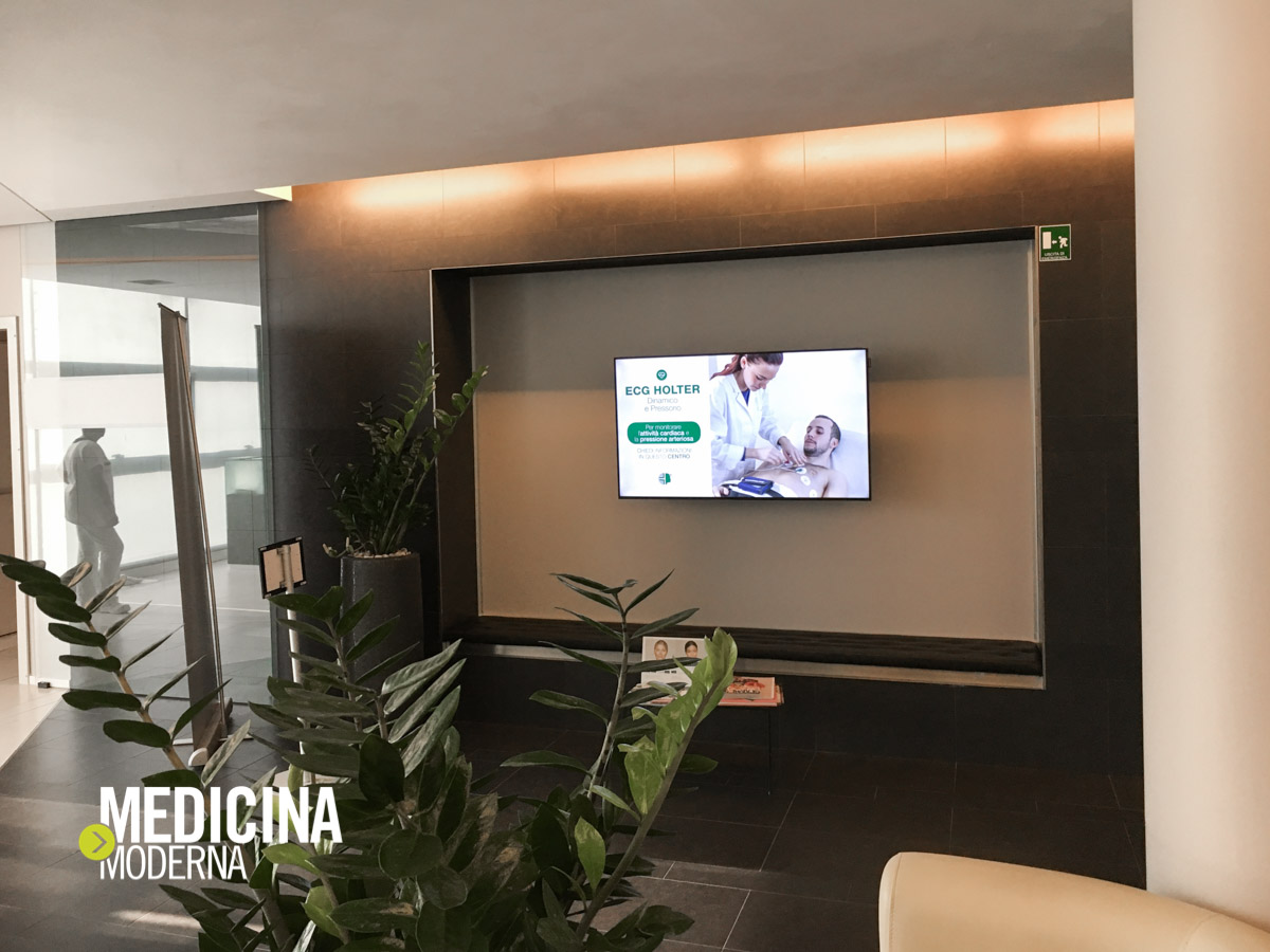 servizi di Centro di medicina Day Clinic Verona scorrono nel monitor in sala d'attesa